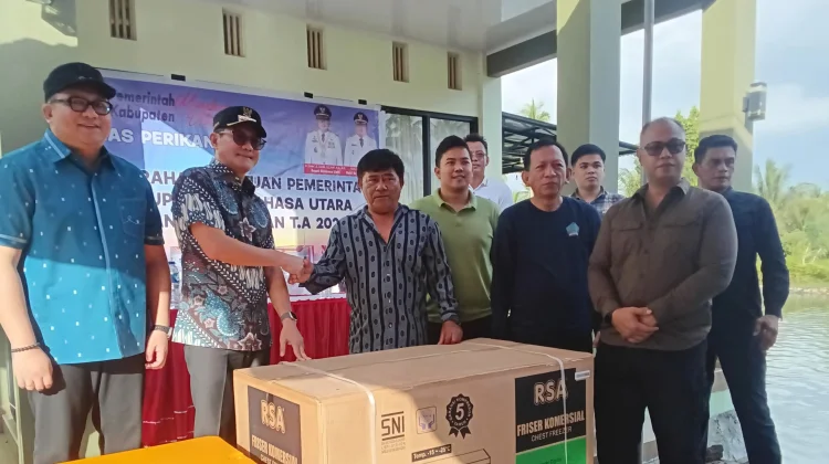 Tingkatkan Produksi, Pemkab Minut Salurkan Bantuan untuk Kelompok Ikan Air Tawar