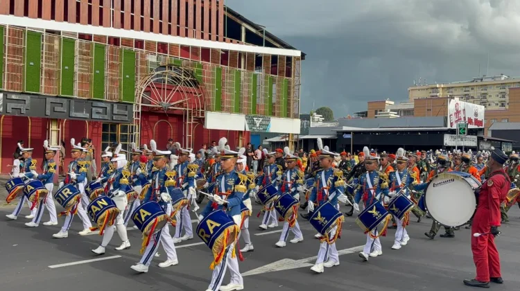 Taruna AAU Tampilkan Kirab Drumband “Gita Dirgantara” di Kawasan Megamas Manado