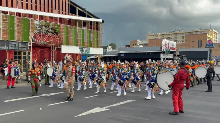 Taruna AAU Tampilkan Kirab Drumband “Gita Dirgantara” di Kawasan Megamas Manado