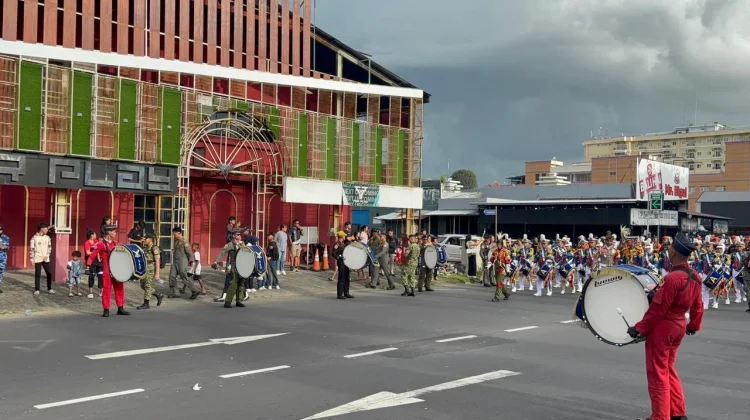 Taruna AAU Tampilkan Kirab Drumband “Gita Dirgantara” di Kawasan Megamas Manado