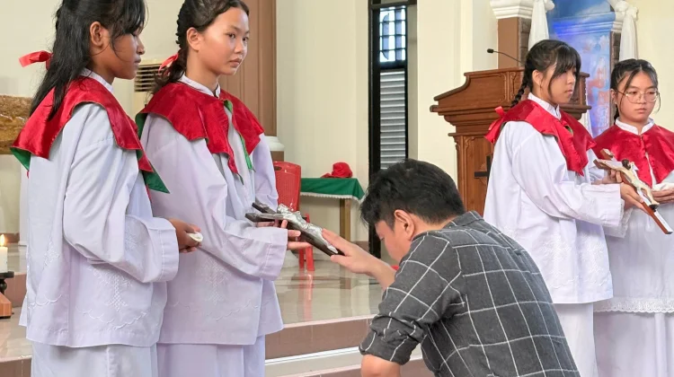 Potret Kekhusyukan Umat Paroki Raja Damai Rayakan Jumat Agung
