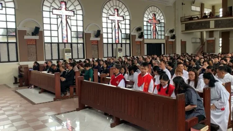 Potret Kekhusyukan Umat Paroki Raja Damai Rayakan Jumat Agung