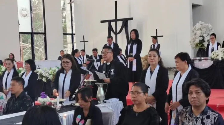 Moment Jumat Agung di GMIM Paulus TWM Manado