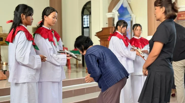 Potret Kekhusyukan Umat Paroki Raja Damai Rayakan Jumat Agung
