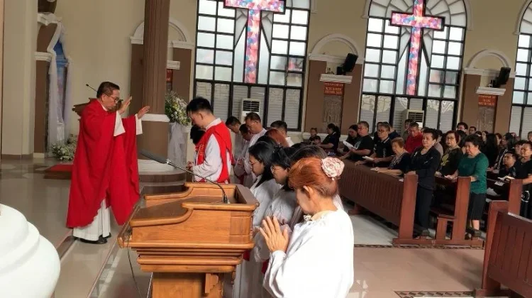 Potret Kekhusyukan Umat Paroki Raja Damai Rayakan Jumat Agung