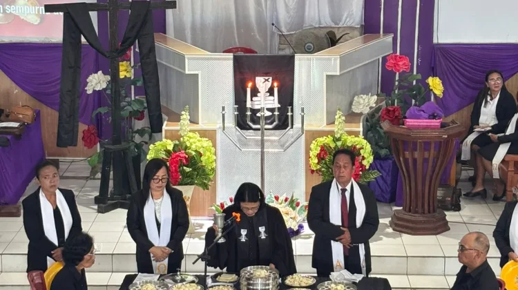 Jemaat GMIM Petra Poopoh Ikuti Ibadah Perjamuan Kudus dengan Khidmat