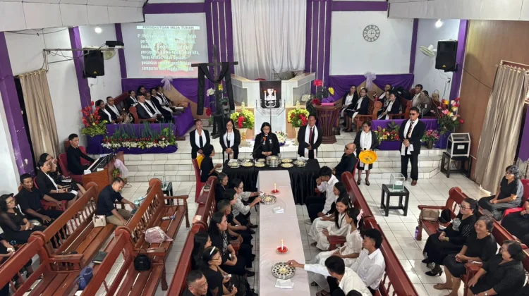 Jemaat GMIM Petra Poopoh Ikuti Ibadah Perjamuan Kudus dengan Khidmat