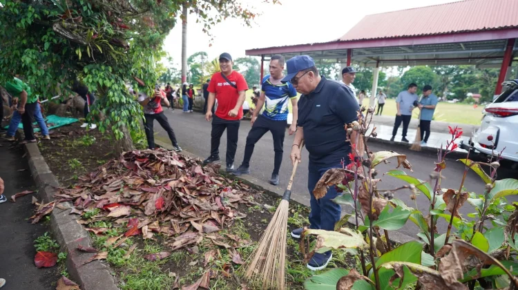 Bupati Minahasa Serahkan Bantuan untuk 14 Keluarga Korban Gempa