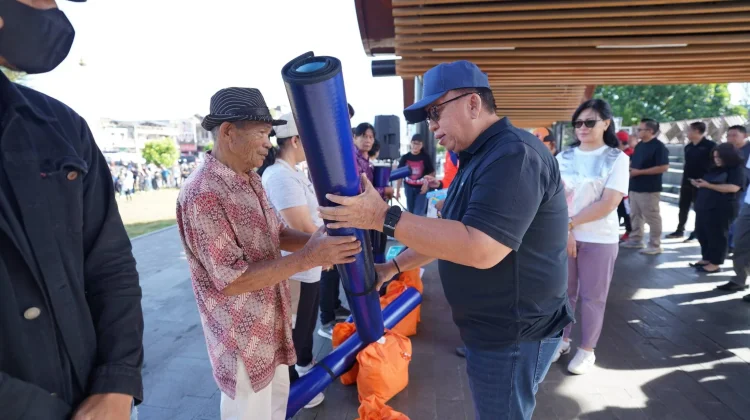 Bupati Minahasa Serahkan Bantuan untuk 14 Keluarga Korban Gempa