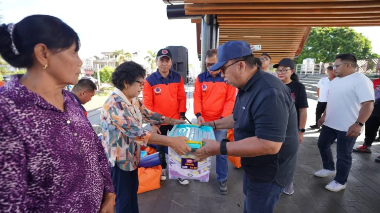 Bupati Minahasa Serahkan Bantuan untuk 14 Keluarga Korban Gempa