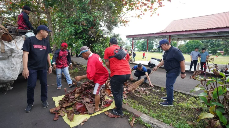Bupati Minahasa Serahkan Bantuan untuk 14 Keluarga Korban Gempa