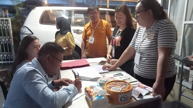 Jenly Kombong Pendaftar Pertama Pilhut Desa Pineleng Indah Dua