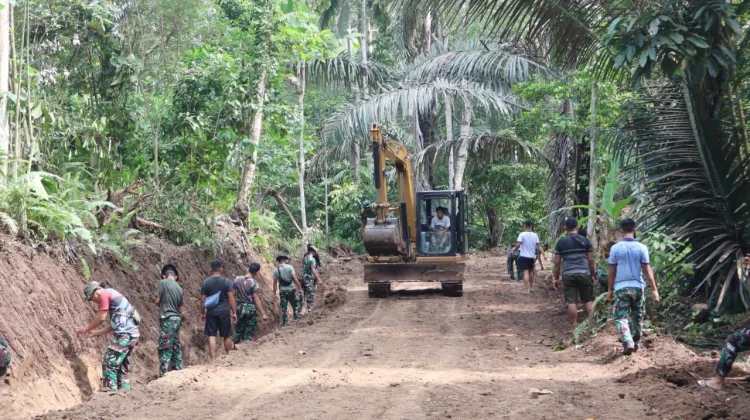 TMMD Hari ke-3, TNI dan Warga Kebut Pembukaan Jalan di Watuliney