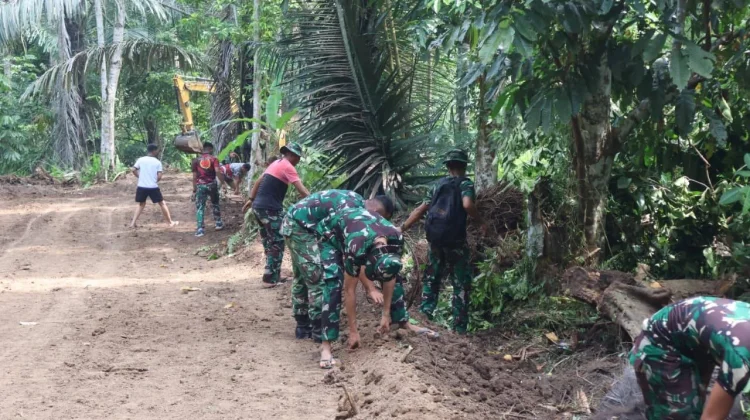 TMMD Hari ke-3, TNI dan Warga Kebut Pembukaan Jalan di Watuliney