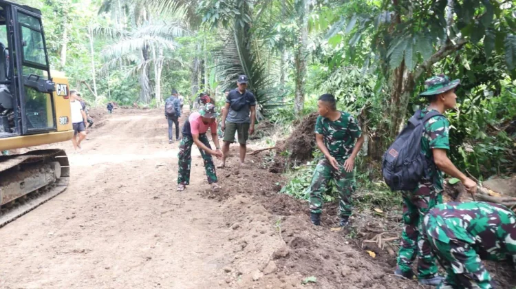 TMMD Hari ke-3, TNI dan Warga Kebut Pembukaan Jalan di Watuliney