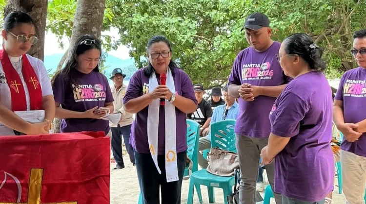 Ibadah Pantai Jemaat GMIM Imanuel Klabat Bersama Jemaat Mitra Resetlemen