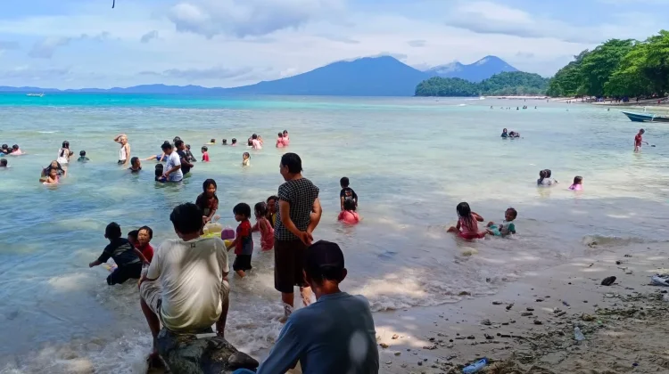 Ibadah Pantai Jemaat GMIM Imanuel Klabat Bersama Jemaat Mitra Resetlemen