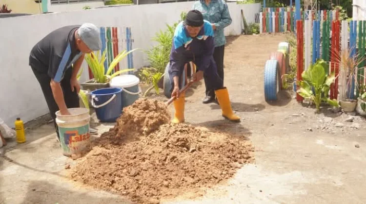 Pelatihan Kompos Sampah Organik Kurangi Volume Limbah Rumah Tangga