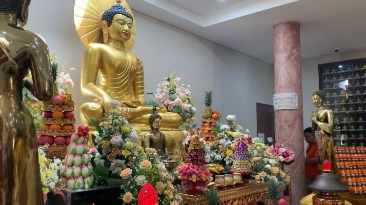 Intip Perayaan Waisak 2570 BE di Vihara Dhammadipa Manado