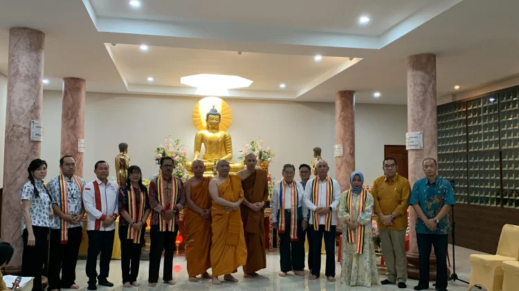 Intip Perayaan Waisak 2570 BE di Vihara Dhammadipa Manado