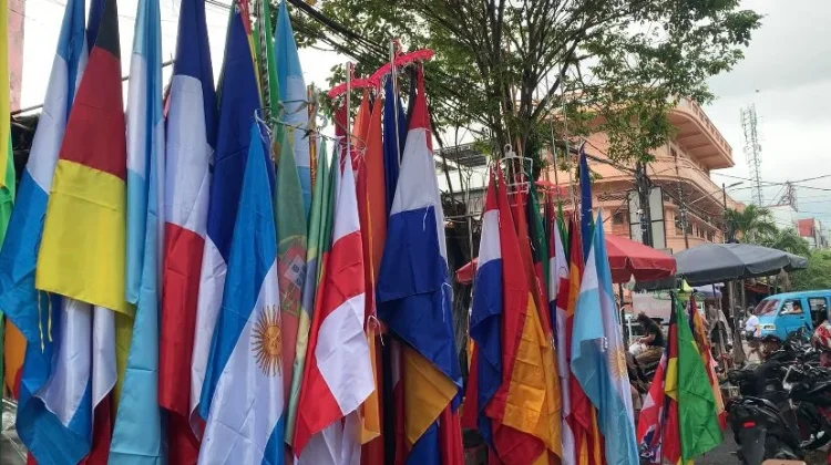 Euforia Piala Dunia 2026, Jajaran Bendera Negara di Pasar 45 Manado
