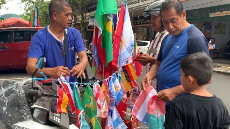 Euforia Piala Dunia 2026, Jajaran Bendera Negara di Pasar 45 Manado
