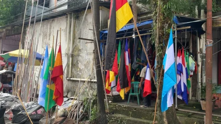 Euforia Piala Dunia 2026, Jajaran Bendera Negara di Pasar 45 Manado