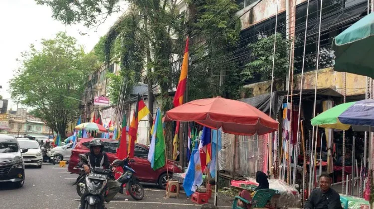 Euforia Piala Dunia 2026, Jajaran Bendera Negara di Pasar 45 Manado