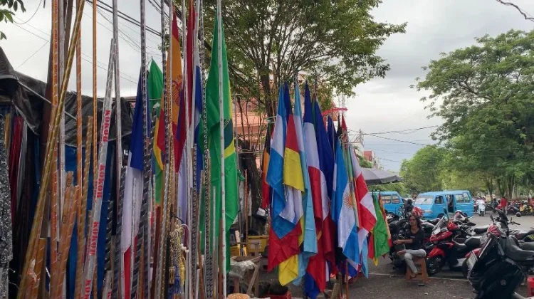 Euforia Piala Dunia 2026, Jajaran Bendera Negara di Pasar 45 Manado