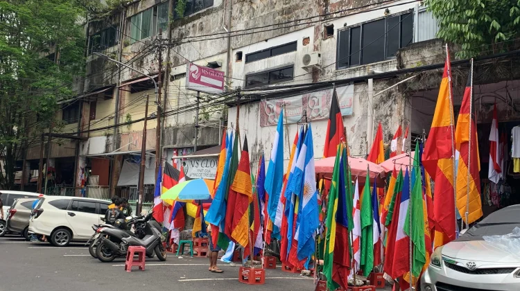 Euforia Piala Dunia 2026, Jajaran Bendera Negara di Pasar 45 Manado