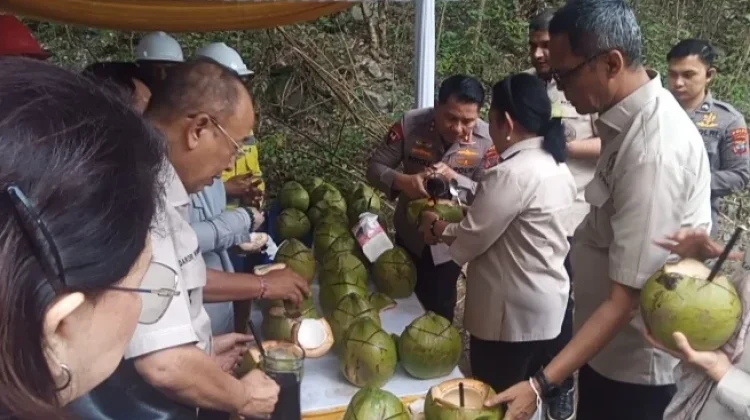 Reboisasi dan Minum Air Kelapa Muda Warnai Kunker DPR RI di Minut