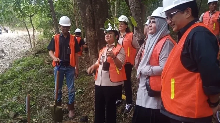 Reboisasi dan Minum Air Kelapa Muda Warnai Kunker DPR RI di Minut