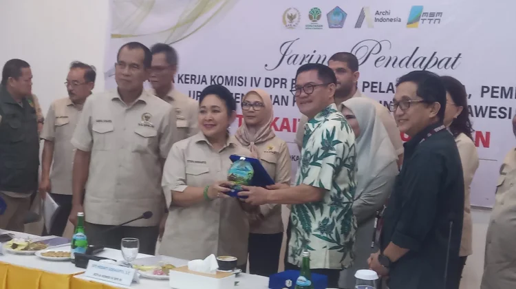 Reboisasi dan Minum Air Kelapa Muda Warnai Kunker DPR RI di Minut