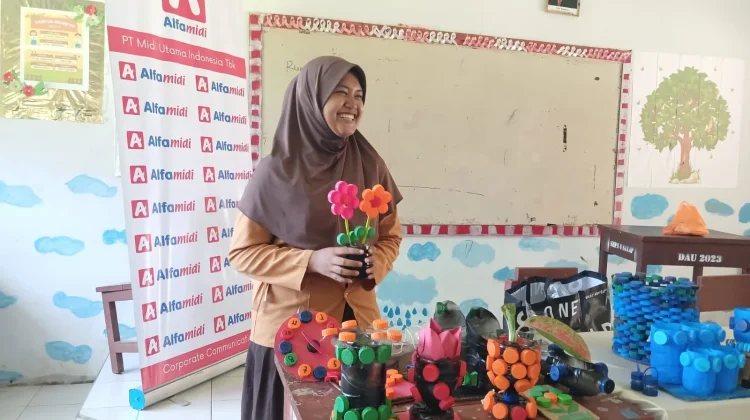 Alfamidi Ajak Siswa Likupang Timur Sulap Sampah Plastik Jadi Bernilai Ekonomi