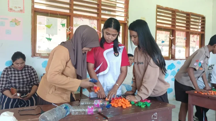 Alfamidi Ajak Siswa Likupang Timur Sulap Sampah Plastik Jadi Bernilai Ekonomi