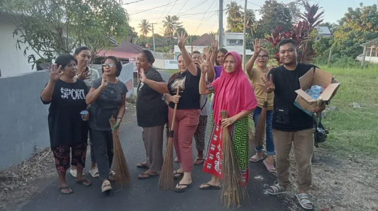 Calon Hukum Tua Pineleng Dua Indah Jenly Y. Kombong Pimpin Kerja Bakti Bersama Warga