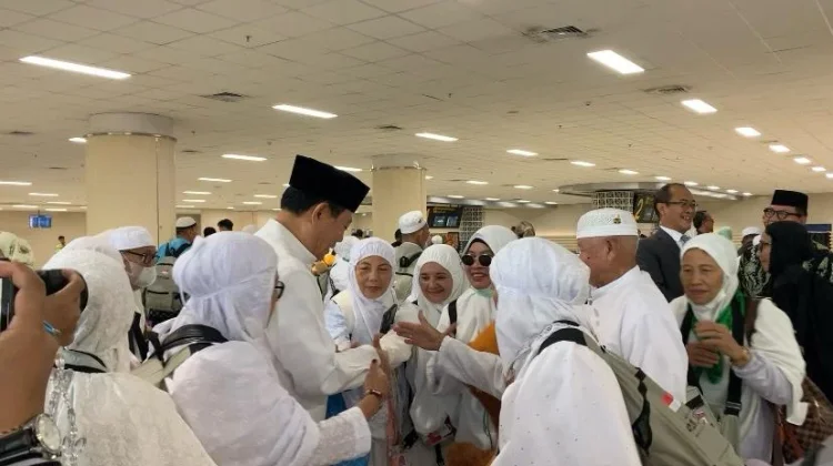 Momen Kepulangan Jemaah Haji Sulut di Bandara Sam Ratulangi