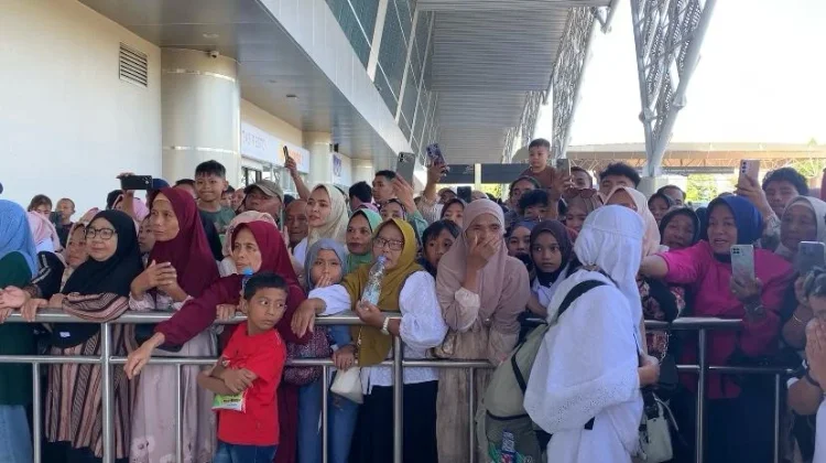 Momen Kepulangan Jemaah Haji Sulut di Bandara Sam Ratulangi