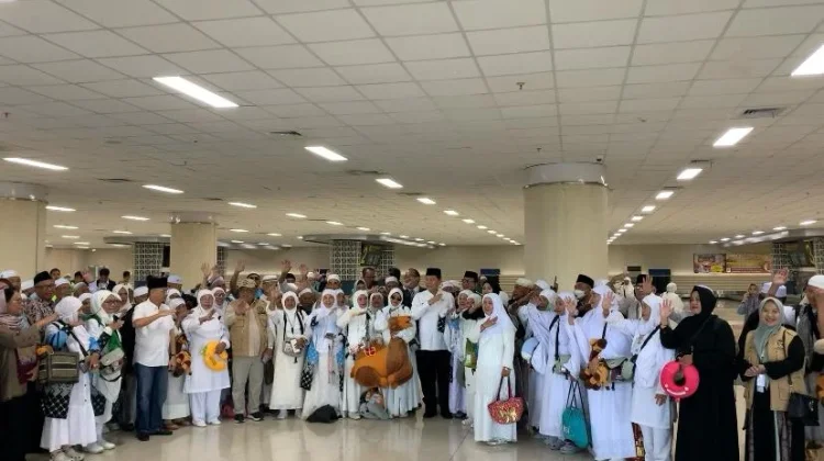 Momen Kepulangan Jemaah Haji Sulut di Bandara Sam Ratulangi