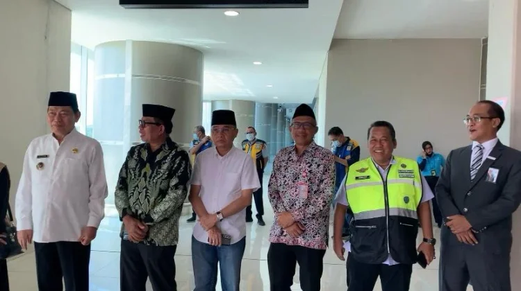 Momen Kepulangan Jemaah Haji Sulut di Bandara Sam Ratulangi