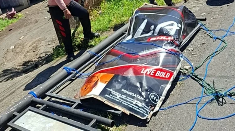 Penertiban Papan Reklame Rokok oleh Satuan Pol PP Minut