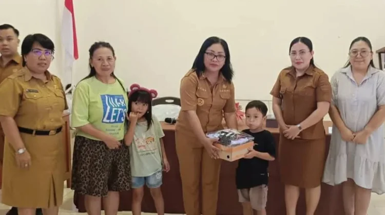 Alokasi Dana Desa, Pemdes Kaima Salurkan Bantuan Seragam Sekolah