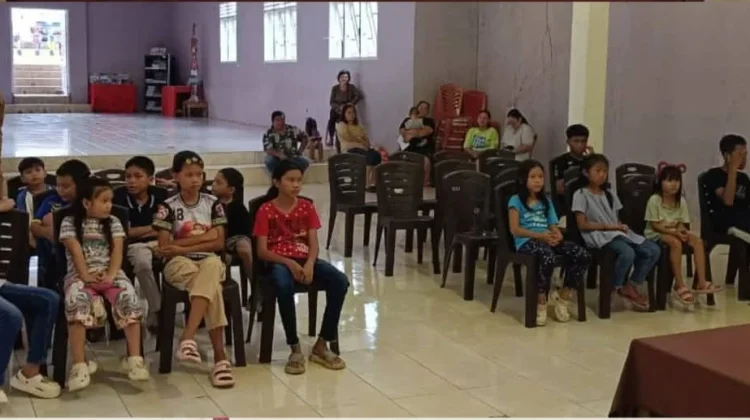 Alokasi Dana Desa, Pemdes Kaima Salurkan Bantuan Seragam Sekolah