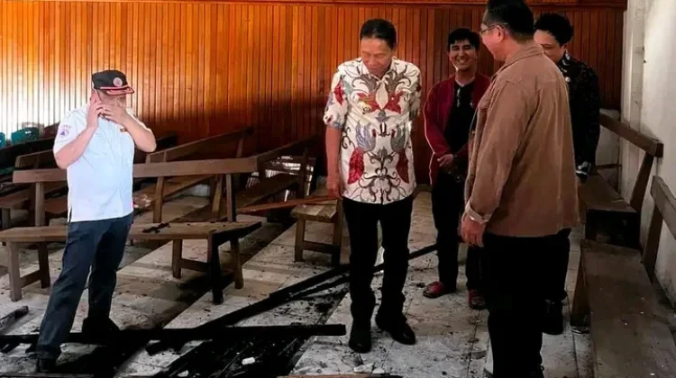 Bupati Minsel di Lokasi Kebakaran Gereja