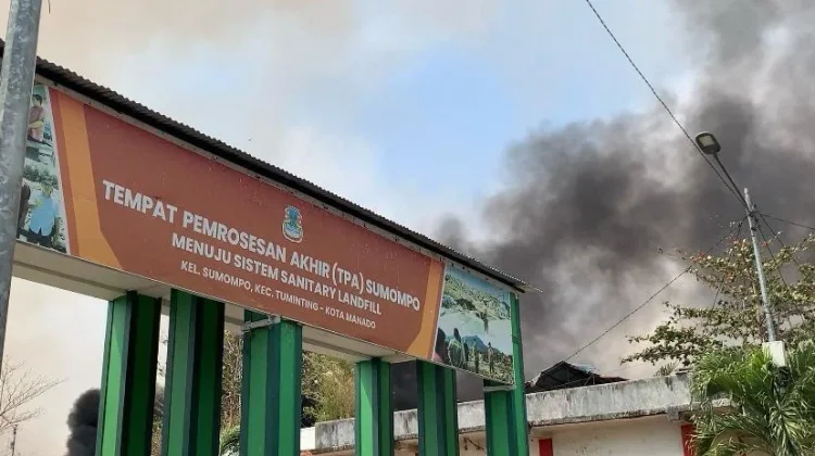 Kebakaran Hebat Melanda TPA Sumompo Manado