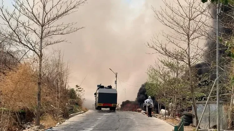 Kebakaran Hebat Melanda TPA Sumompo Manado