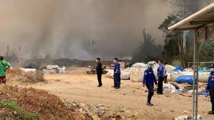 Kebakaran Hebat Melanda TPA Sumompo Manado