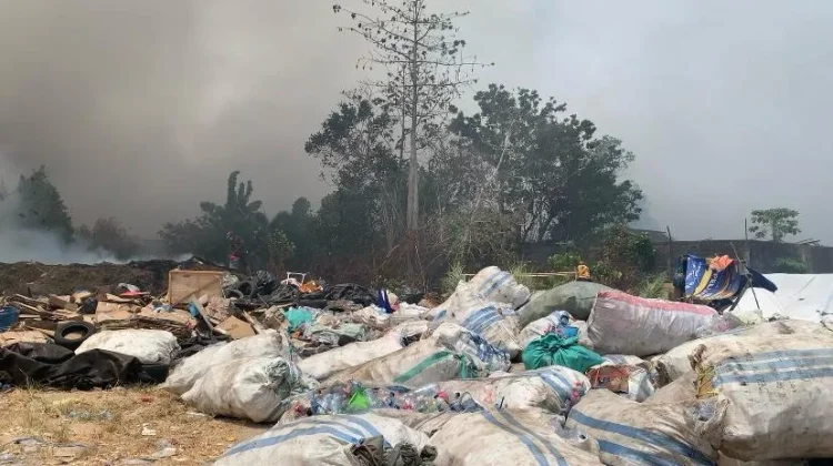 Kebakaran Hebat Melanda TPA Sumompo Manado