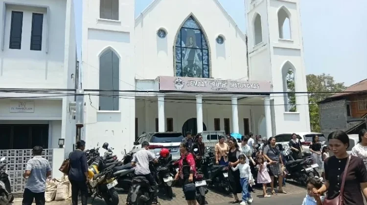Moment ibadah minggu pagi jemaat Ruth Matungkas