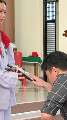 Potret Kekhusyukan Umat Paroki Raja Damai Rayakan Jumat Agung